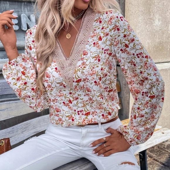 New  deep v neck floral print top - Picture 2 of 6